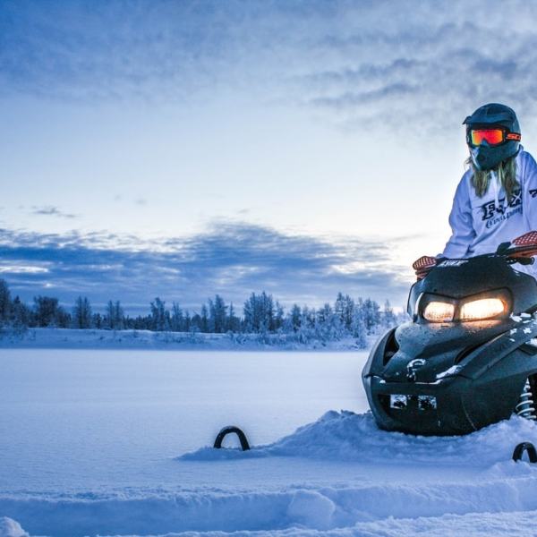 Talvipäivän kelkkaharjoituksia jäällä