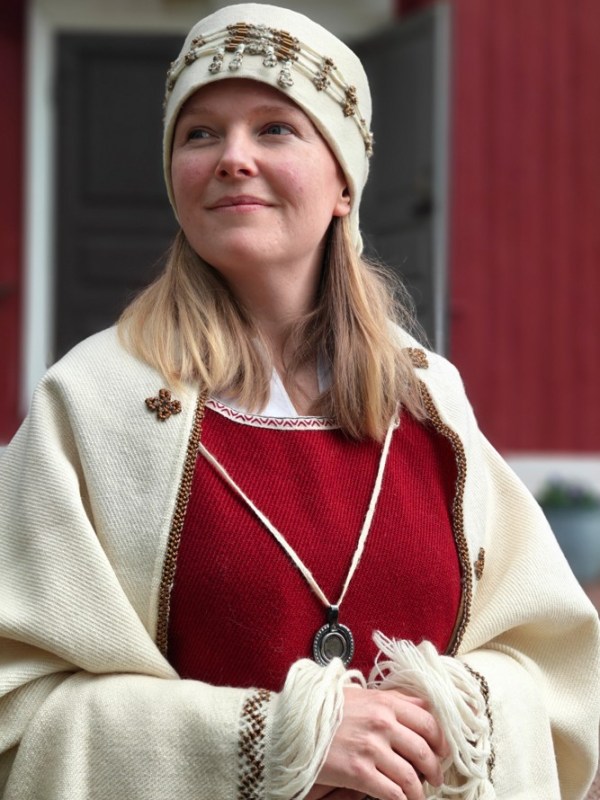 Perniön emännän muinaispuku